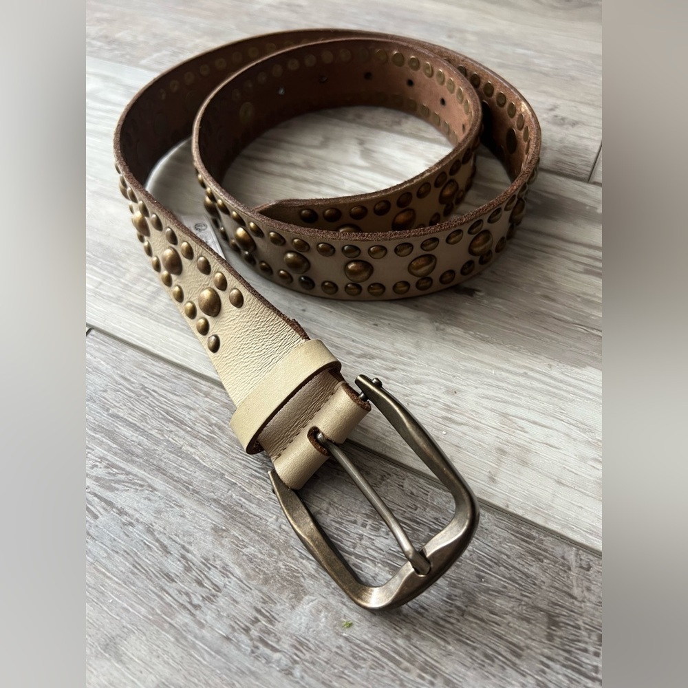 We The Free 100% Buff Leather Belt. Women’s Size S/M. Color Tan/Baige